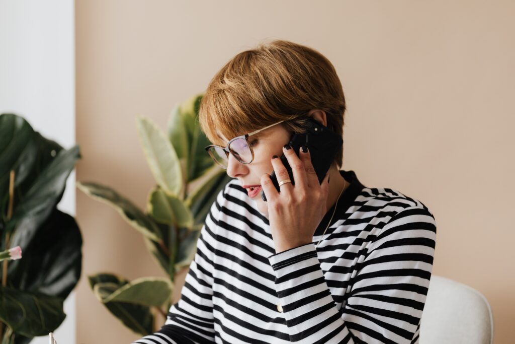 femme au téléphone_conseil juridique