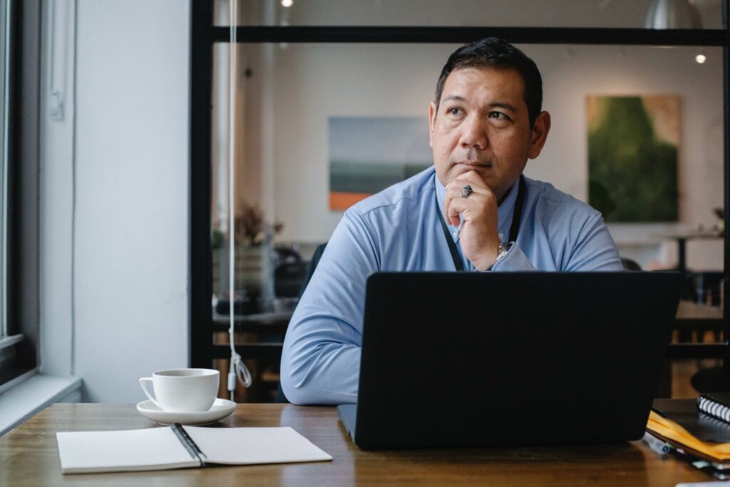 homme devant ordinateur entrepreneur