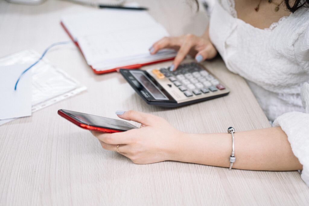 femme qui calcule fiscalité association