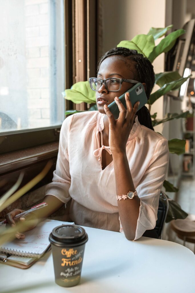 femme au téléphone hotline